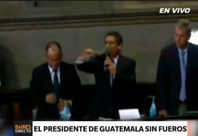 El Presidente de Guatemala se quedó sin fueros