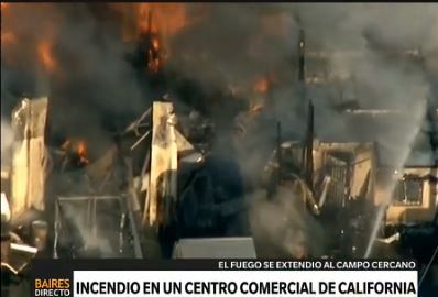 Ardió un centro comercial de California
