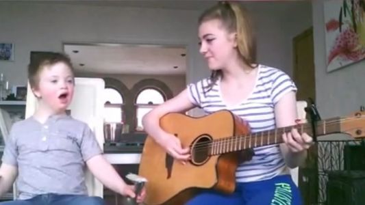 #EsViral  Conmovedora versión de "Titanium" de una joven y su hermanito con síndrome de Down