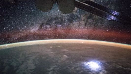 Así se ve el brillo de un rayo desde el espacio
