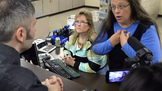 EE.UU.: la arrestaron por negarse a casar parejas gays