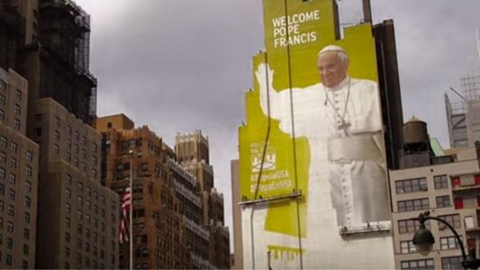 New York recibe al Papa con un mural gigante