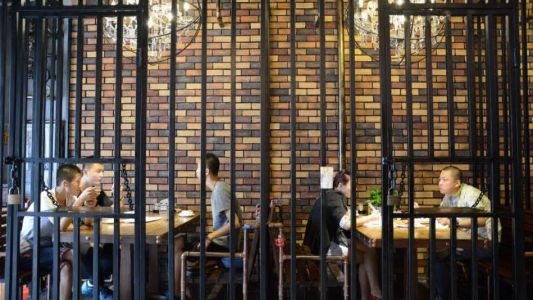 China: está de moda comer adentro de celdas