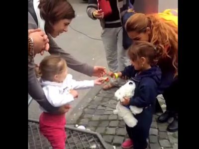 #EsViral Tierno gesto de una nena alemana con otra refugiada