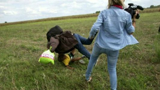 Se disculpó la camarógrafa húngara despedida por patear inmigrantes