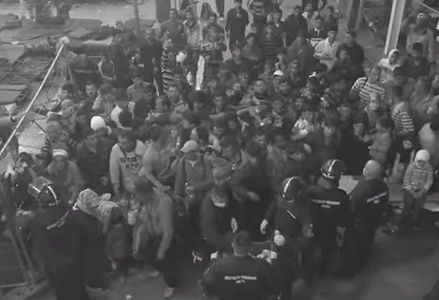 Video impactante: así les lanzan la comida a los refugiados en Hungría