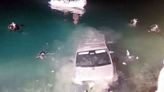 Una pareja cayó a un lago cuando tenía sexo en su camioneta