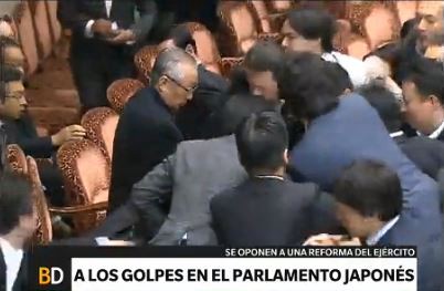 Legisladores japoneses, a los golpes en el Parlamento