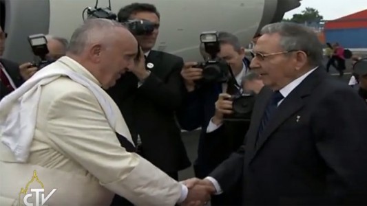 Francisco llegó a La Habana en el inicio de su gira por Cuba y EE.UU.