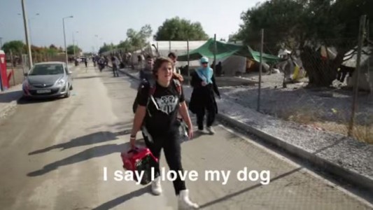 El joven que escapa de Siria junto a su perrita