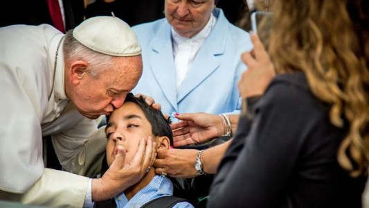 Francisco conmovió con su gesto hacia un nene con parálisis cerebral