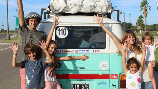 El Papa se reunió con la familia que viajó seis meses para conocerlo