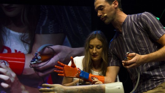 Joven francés fabricó su propia mano biónica con una impresora 3D