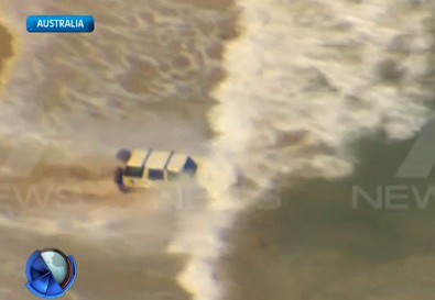 Video: se metió con la camioneta al mar para evadir a la Policía en la playa