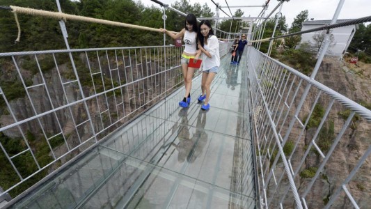 #PánicoEnElAire: Se agrietó un puente de cristal donde circulaban cientos de turistas sobre un precipicio