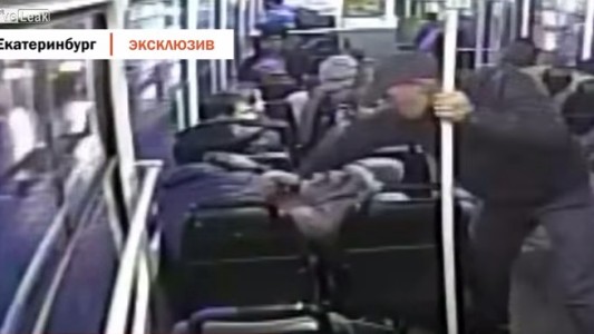 Video: borrachos no lo dejaban dormir en el colectivo y les dio una paliza