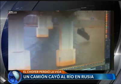 Video: un camión cayó al río en Rusia