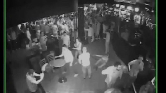 Video: creyó que un joven bailaba con su novia en un boliche, le dio una trompada y lo dejó en coma