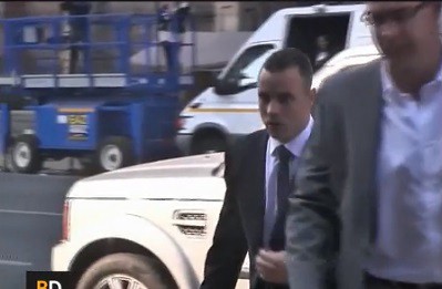 Pistorius sale de la cárcel para cumplir arresto domiciliario