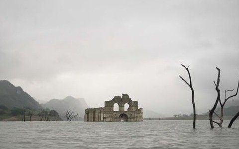 México: por la sequía, una iglesia sumergida del siglo XVI quedó al descubierto