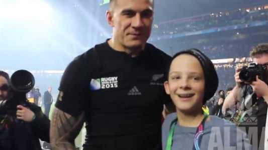 Un niño se metió en la vuelta olímpica de los All Blacks y se ganó una medalla