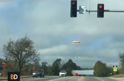 Aterrizaje de emergencia: una avioneta usó un paracaidas