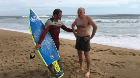 Video: Un surfista salva a un hombre que se estaba ahogando en la Barceloneta