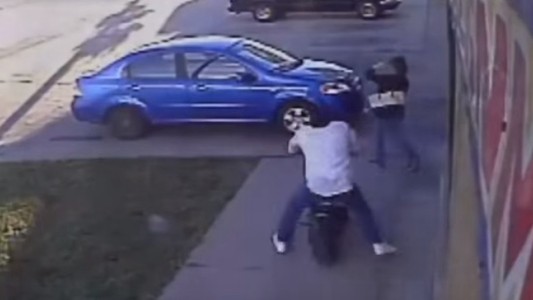 Video: atropelló a una mujer con la moto en la vereda y huyó