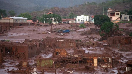 Un pueblo en Brasil quedó sepultado bajo lodo tóxico: temen decenas de muertos
