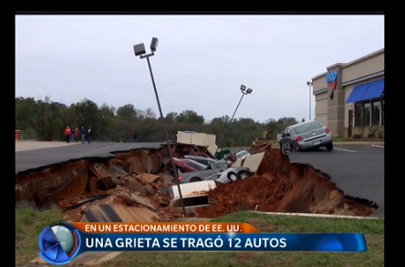 Una grieta se tragó 12 autos en Estados Unidos