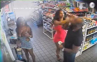 Buscan a dos mujeres que abusaron de un hombre en un supermercado