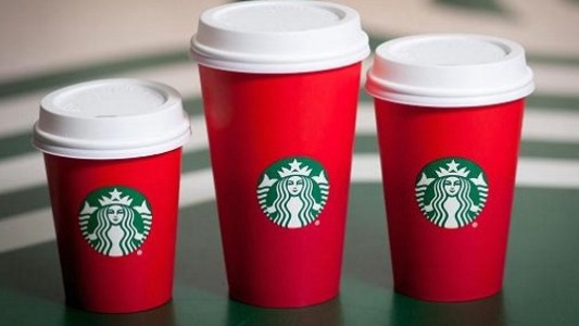 ¿Por qué generó polémica la nueva taza navideña de Starbucks?