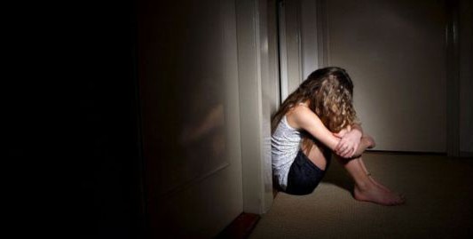 España: detuvieron a una mujer que vendía videos de sus hijas desnudas