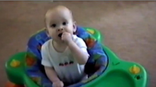 Grababa las travesuras de su bebé y captó a otro hijo ahorcándose