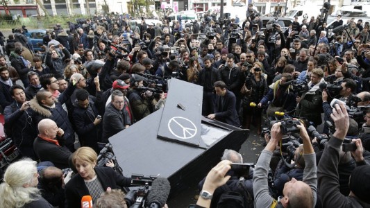 Un pianista homenajeó a las víctimas con "Imagine" frente al Bataclán