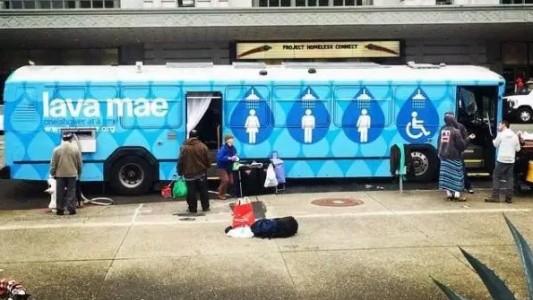 Solidaridad: una ONG transforma micros viejos en duchas para gente que vive en la calle