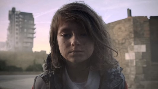 El impactante video que muestra cómo cambia la vida de una niña por la guerra