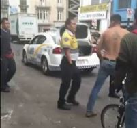 Brutal pelea entre un camionero y dos policías por una multa en México