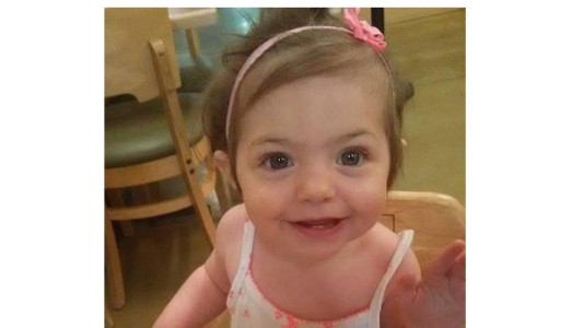 Una beba sobrevivió varios días sin comida ni bebida en su cuna