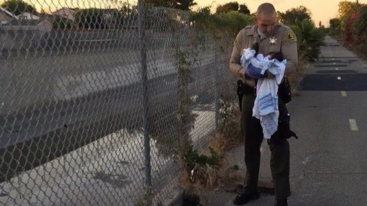 Encuentran a un recién nacida enterrada entre escombros en Los Ángeles