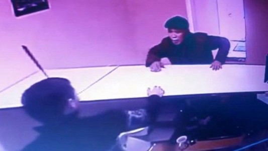 Video: le clavaron un cuchillo en la cabeza, no se dio cuenta y corrió a su atacante