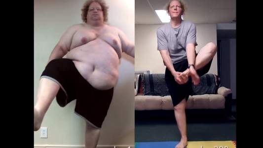 El hombre que llora de emoción tras confirmar que bajó 136 kilos