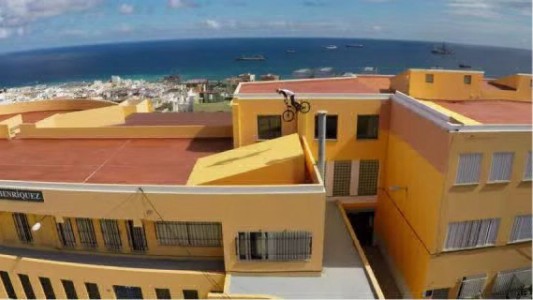 Vértigo: Recorre en bici los techos de Las Palmas de Gran Canaria y su video estalla en las redes sociales