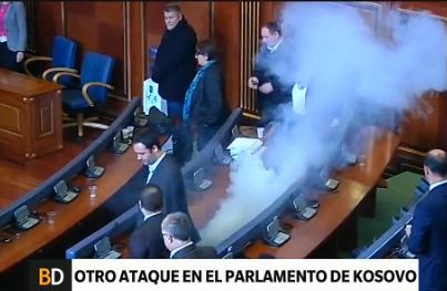 Otra vez lanzaron gases lacrimógenos en el Parlamento de Kosovo