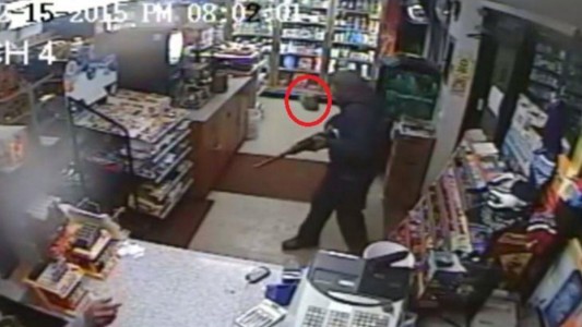 Un vendedor evitó un robo con un zapato