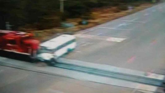 México: impresionantes imágenes de un tren embistiendo a un colectivo