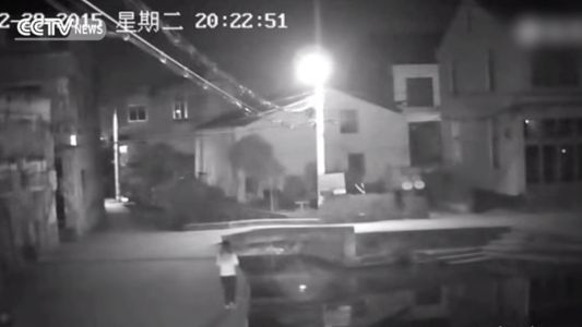 Una mujer falleció por mirar el celular mientras caminaba