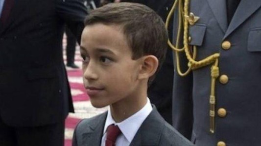 La historia del joven príncipe de Marruecos que no soporta que lo besen