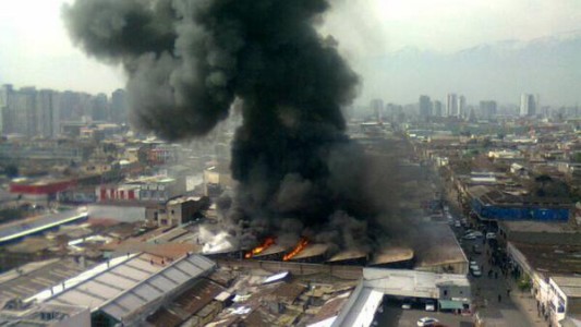 Santiago de Chile está cubierto de humo y hedor por incendio en vertedero de basura