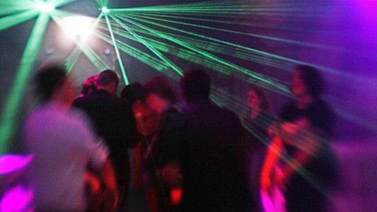 Prohíben el ingreso de refugiados a bares y discotecas de Alemania